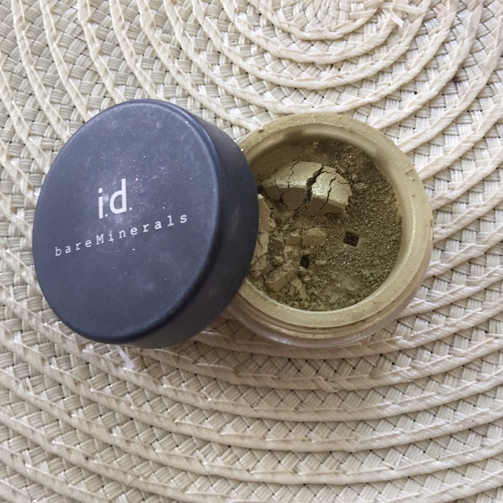 Bare Minerals eyeshadow glimmer in magnetize